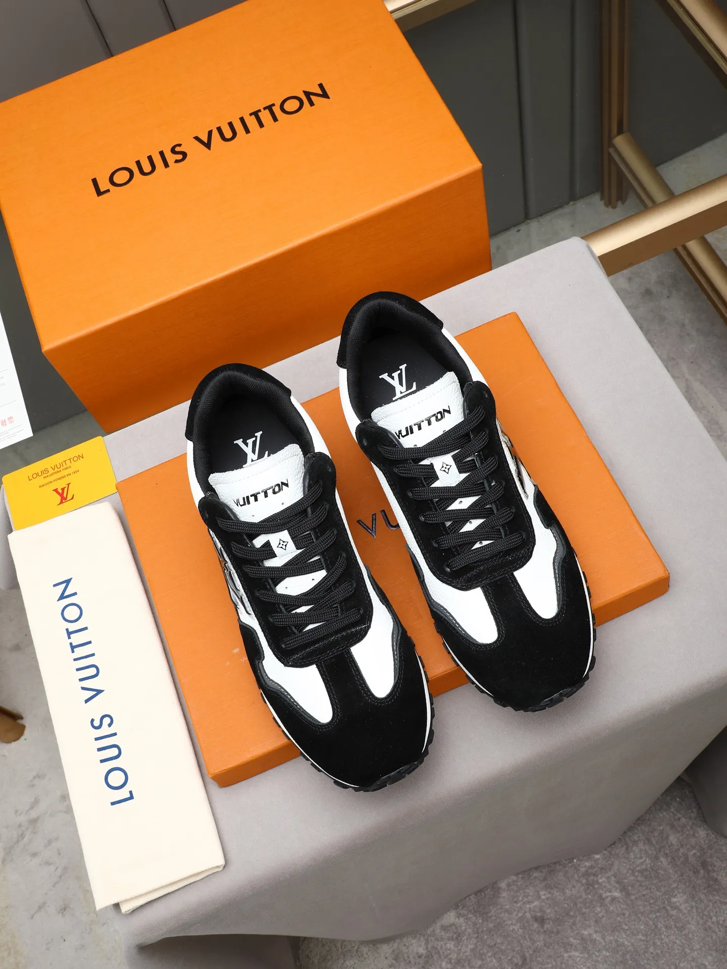 PP600 Louis Vuitton LV Run Men's Sports Shoes LV Run men's sports shoes are made of cowhide leather, low-key and luxurious. The tongue and heel are embellished with classic logos, giving it a full sense of hierarchy. The rubber sole has strong grip and wear resistance, suitable for daily wear or light sports scenes, and has a full sense of quality🎬size: 39-44 (customized at 38.45.46)
